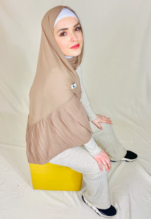 Hijab dengan aksen lipit di sisi